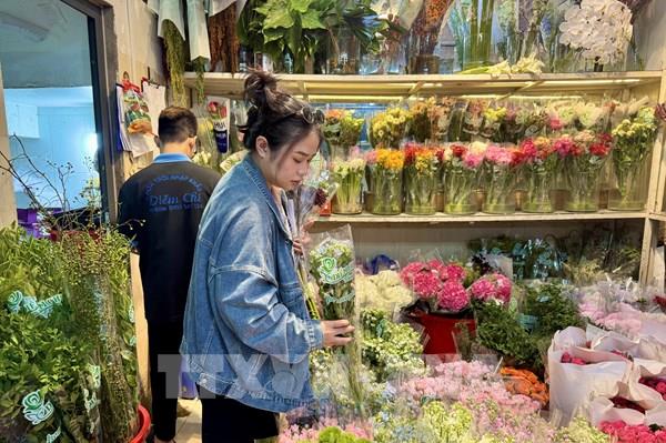 Thị trường hoa tươi ngày 20/10 kém sôi động, quà thiết thực hút khách