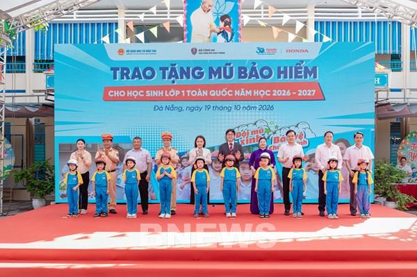 Honda Việt Nam trao tặng 1,8 triệu mũ bảo hiểm cho học sinh lớp Một