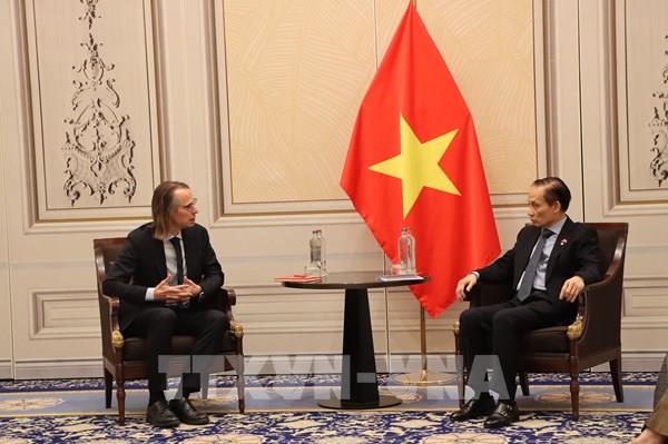 Bộ trưởng Ngoại giao Lê Hoài Trung tiếp Phó Tổng Thư ký Đảng Lao động Bỉ Benjamin Pestieau
