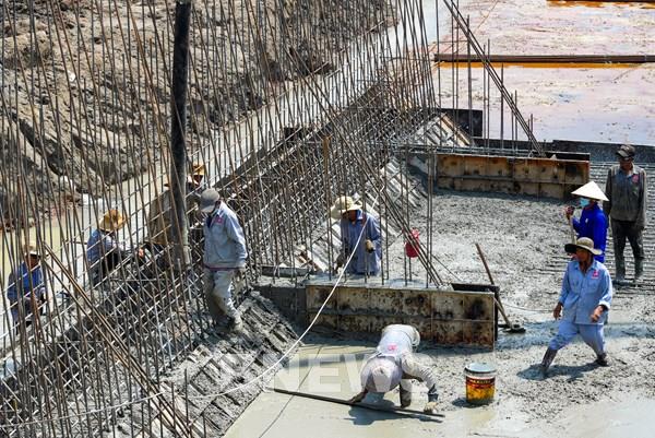 Thiếu nhân lực lành nghề, áp lực gia tăng trên các công trình giao thông