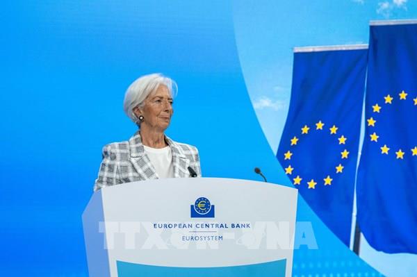 ECB giữ nguyên lãi suất trước sức ép từ giá năng lượng