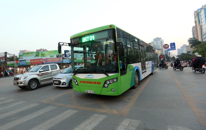 Đi xe bus điện thuận tiện với thẻ NAPAS