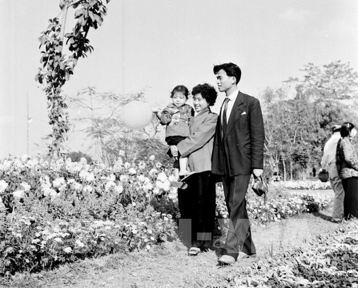 Gia đình Việt xưa và nay: Việt Nam vẫn giữ được nét đẹp của gia đình truyền thống trong những ngày nay. Bộ ảnh so sánh \