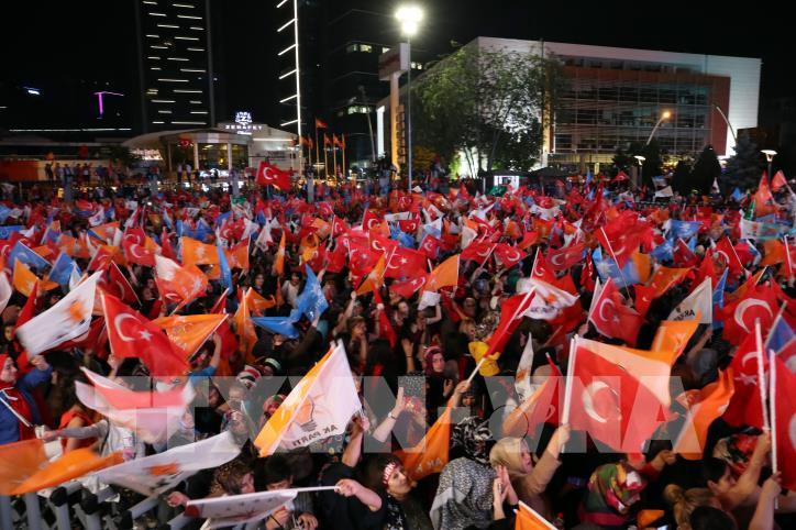 Партия справедливости и развития. Митинги Турция Анталия. Партия справедливости Корея. Турция митинг желто красные.