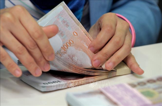 Đồng baht Thái Lan là đơn vị tiền tệ của Thái Lan, được sử dụng phổ biến trong mua bán và giao dịch hàng hóa, dịch vụ tại đất nước này. Hãy thưởng thức những hình ảnh tuyệt đẹp liên quan đến đồng baht Thái Lan để cảm nhận sức hút của loại tiền tệ này.