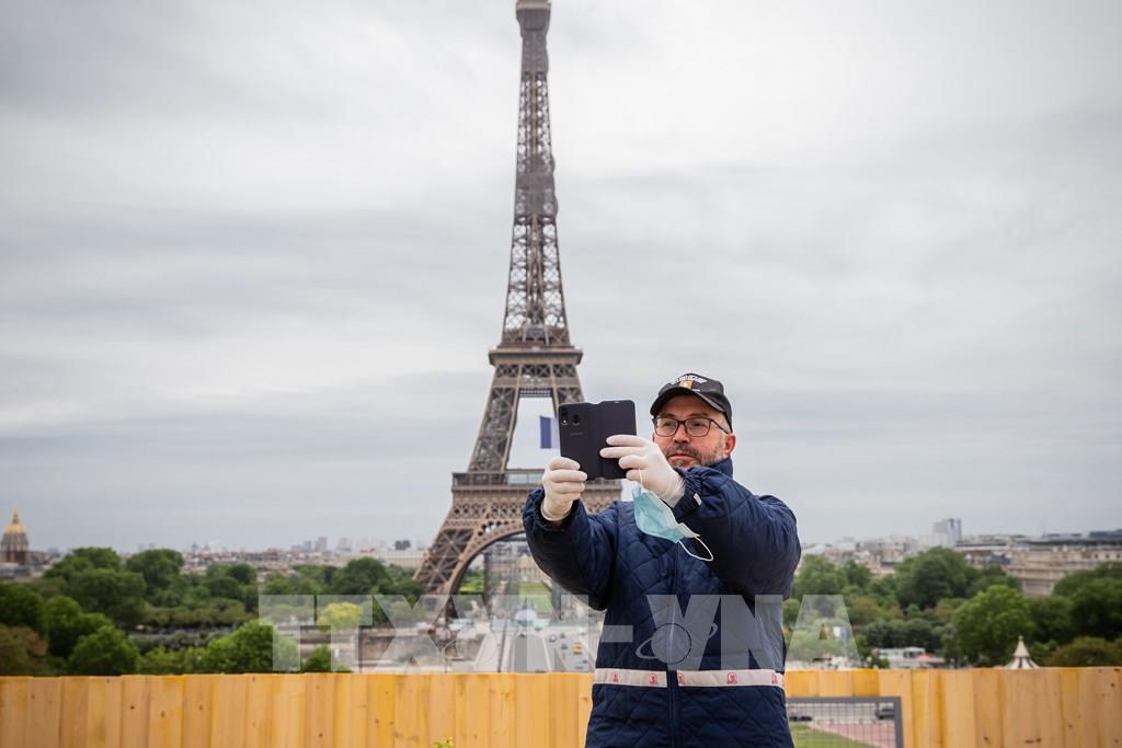 Tháp Eiffel đón khách trở lại sau 3 tháng đóng cửa