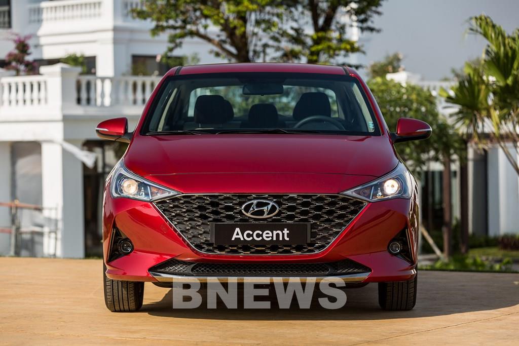 Nếu bạn đang tìm kiếm phiên bản Hyundai Accent mới nhất với giá bán ổn định và không thay đổi, thì đừng bỏ qua hình ảnh của chiếc xe này. Với nhiều tính năng tiện nghi, độ an toàn cao và thiết kế độc đáo, chiếc xe này chắc chắn sẽ làm bạn cảm thấy hài lòng.