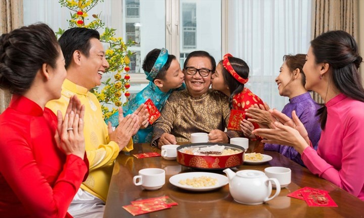 Đón Tết là thời điểm truyền thống rất quan trọng trong văn hóa Việt Nam, các phong tục Tết đa dạng và phong phú. Hãy đón xem hình ảnh liên quan để hiểu rõ hơn về Phong tục Tết đặc sắc này.