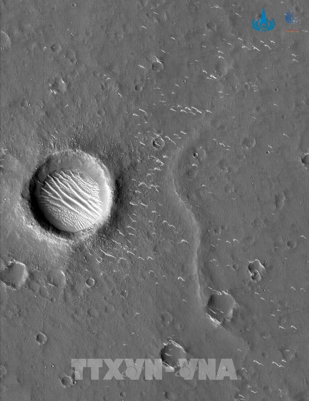 Tàu Chúc Dung khám phá bề mặt Sao Hỏa