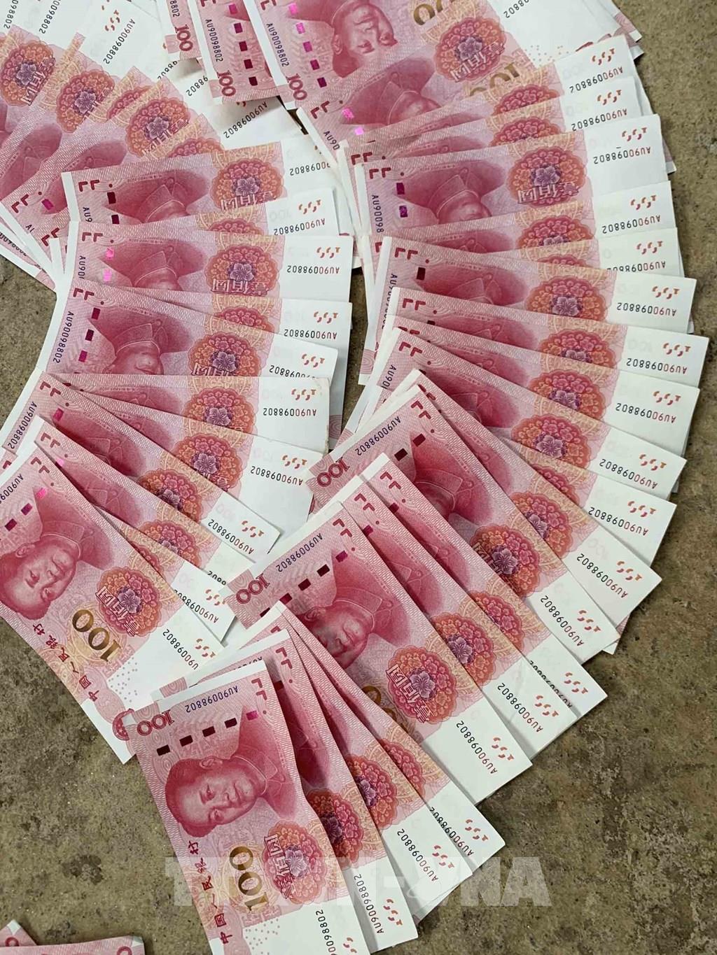 Tiền Trung Quốc giả là một vấn đề đang gây tranh cãi. Hãy xem các hình ảnh liên quan để tìm hiểu về cách nhận biết và cẩn trọng khi sử dụng tiền tệ này.