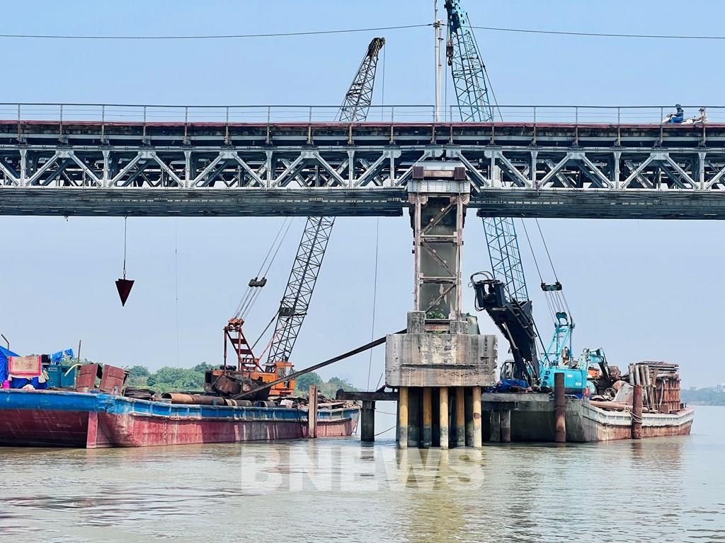 Những hình ảnh sửa chữa, khôi phục trụ T16A cầu Long Biên