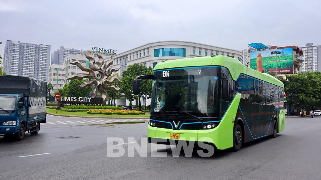Hình hình ảnh xe buýt năng lượng điện Vinbus chạy demo ở TP. Sài Gòn trước lúc vận hành chính
