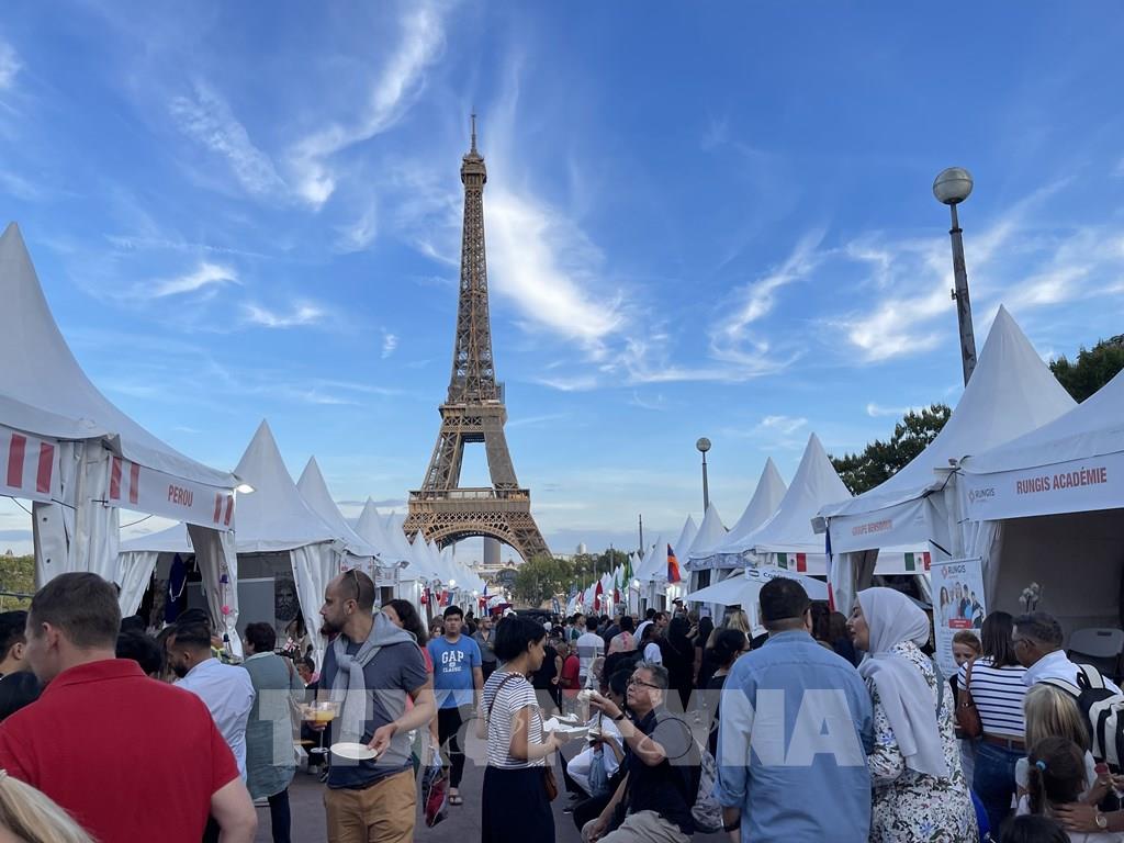 Photo L ng m th c qu c t d i ch n th p Eiffel