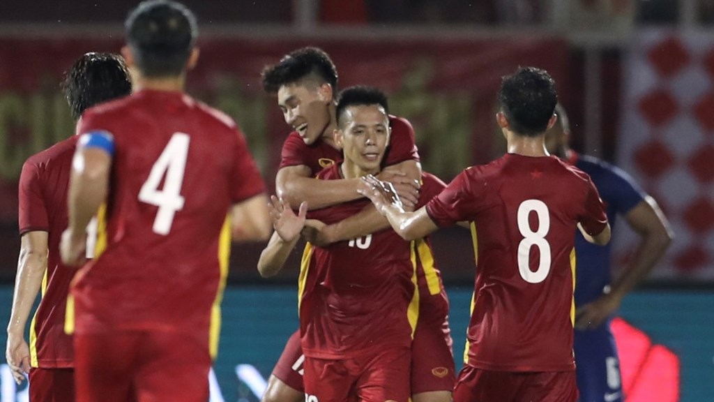 Đội tuyển bóng đá Việt Nam đánh bại đội tuyển Singapore 4 - 0