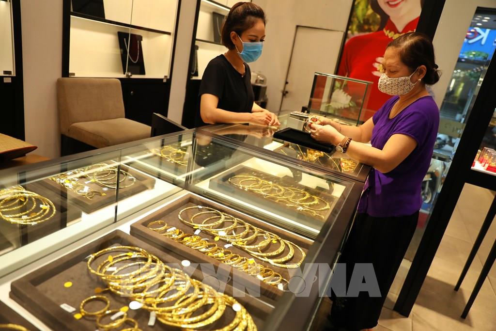155930-gia-vang-giao-dich-vang-tai-cong-ty-vang-bac-da-quy-phu-quy-tai-pho-tran-nhan-tong-ha-noi-.jpg