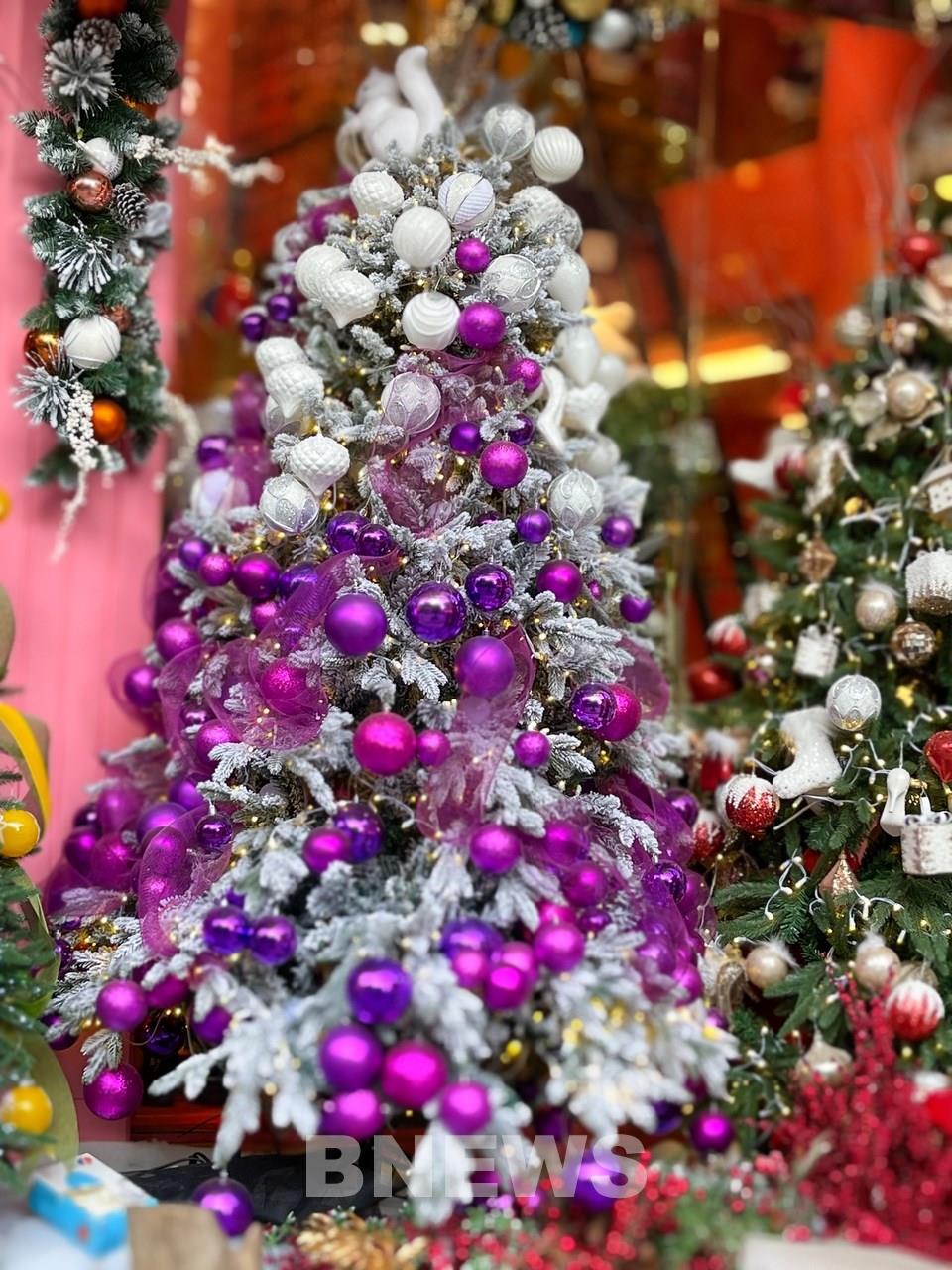 Phụ kiện trang trí: Đã sẵn sàng để trang trí cho mùa Giáng sinh? Hãy đến và tìm các phụ kiện trang trí giáng sinh độc đáo và tuyệt vời nhất. Từ đèn led đến cây thông, chúng tôi cung cấp tất cả những gì bạn cần để tạo nên không khí Giáng sinh thật đẹp và ấm áp.