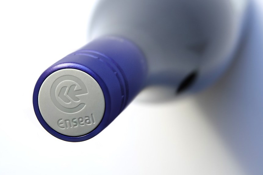 Australia thử nghiệm công nghệ nắp chai gắn chip chống rượu vang giả