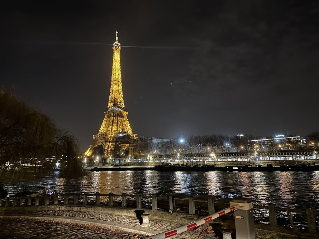 Paris đón Giáng sinh với tinh thần tiết kiệm năng lượng