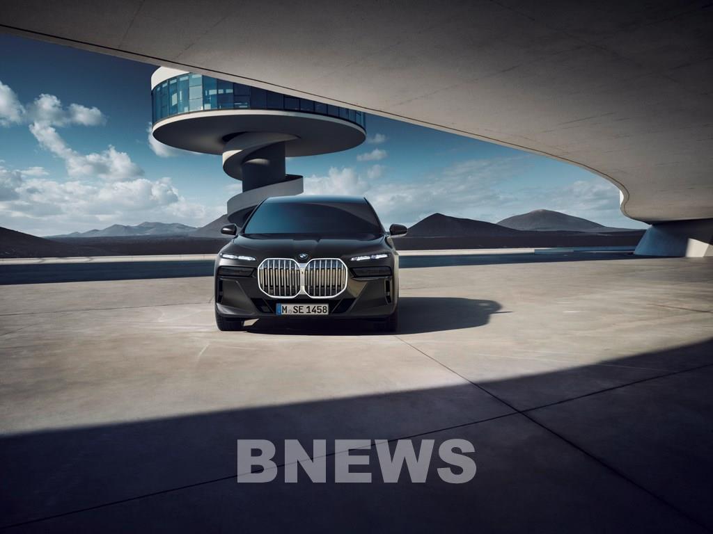 Cận cảnh xe điện BMW i7 vừa ra mắt hoạt động tối đa 625 km