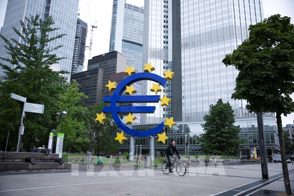 212215-ecb-du-kien-cat-giam-lai-suat-de-vuc-day-kinh-te-chau-au.jpg