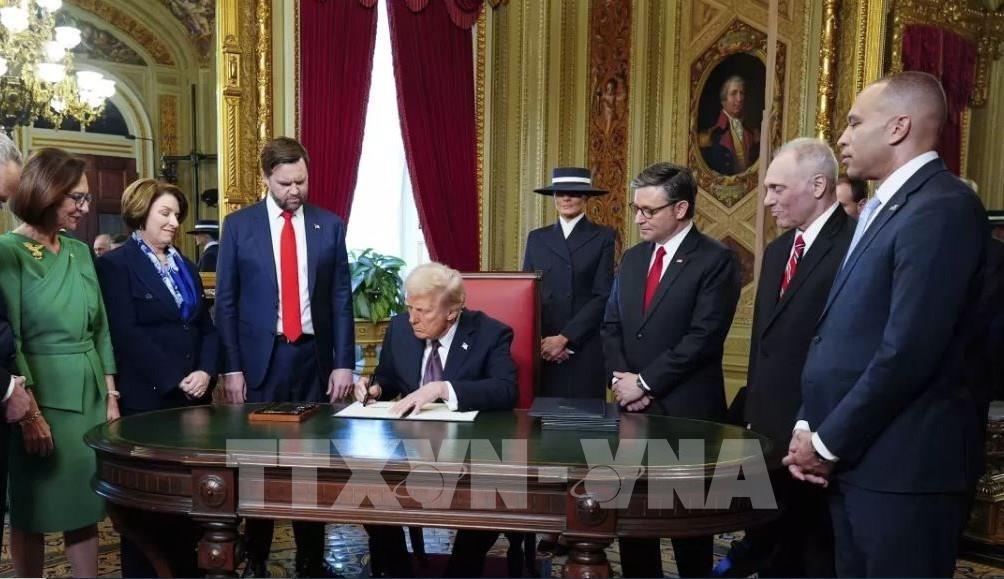 144204-tan-tong-thong-my-donald-trump-ky-gan-100-sac-lenh-hanh-phap.jpg