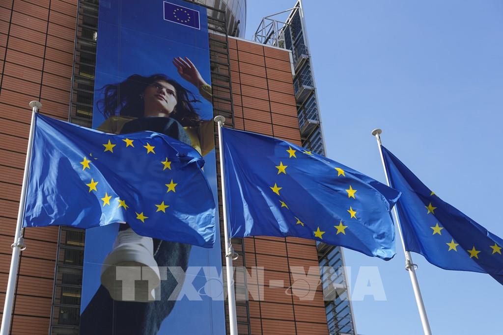 140107-tong-thong-trump-thong-bao-ap-thue-30-doi-voi-eu-va-mexico.jpg