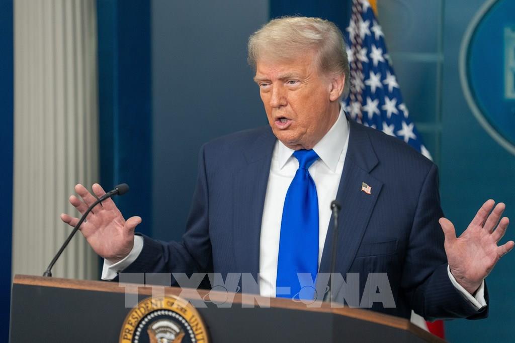 075848-tong-thong-my-d-trump-tuyen-bo-se-ap-thue-100-voi-chip-ban-dan.jpg