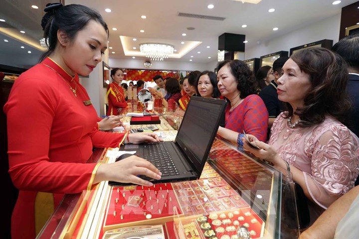 Giá vàng hôm nay (4/6) tiếp tục lùi xa mốc 160 triệu đồng/lượng
