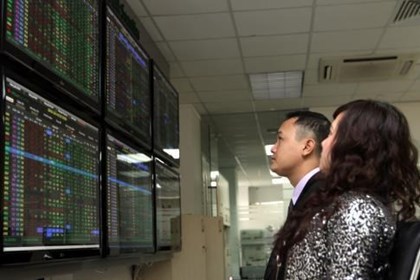 Chứng khoán cân bằng trở lại, VN-Index xanh nhẹ cuối phiên sáng Chứng khoán cân bằng trở lại, VN-Index xanh nhẹ cuối phiên sáng