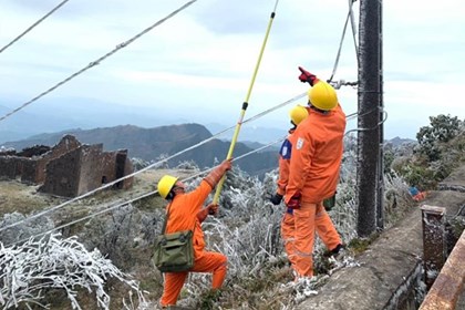 Tiến tới Đại hội XIV của Đảng: Xóa vùng lõm điện, lõm sóng - Hành trình đưa điện đến vùng cao 