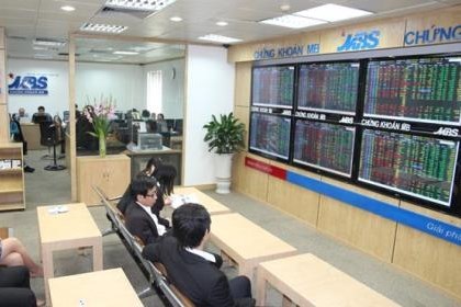 Chứng khoán lần đầu tiên vượt mốc 1.800 điểm