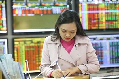 Chứng khoán sáng 17/10: Áp lực từ các trụ lớn kéo VN-Index lùi dưới 1.755 điểm