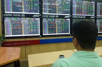 Thanh khoản xuống đáy, VN-Index chờ động lực mới từ mùa báo cáo lợi nhuận