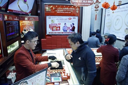 Người mua vàng lỗ 10 triệu đồng/lượng trong tháng Ba