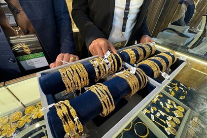 Giá vàng mất ngưỡng 5.000 USD/ounce khi xung đột Trung Đông kéo dài Giá vàng mất ngưỡng 5.000 USD/ounce khi xung đột Trung Đông kéo dài