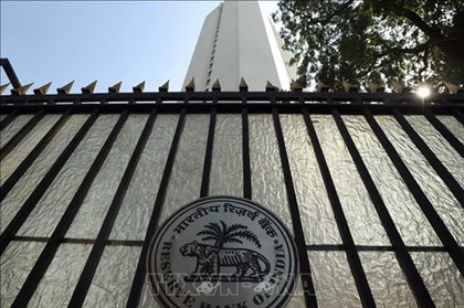 Ấn Độ giữ nguyên lãi suất, hạ dự báo tăng trưởng