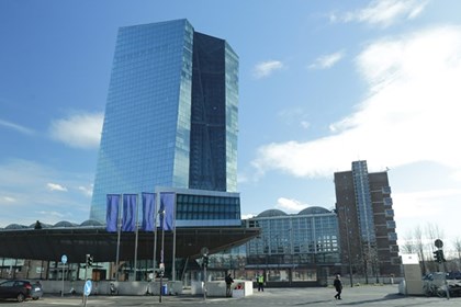 ECB có thể cần hạ lãi suất sâu hơn nếu nền kinh tế “hụt hơi”
