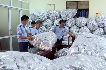 Chặn đứng 40.000 gói rong biển trôi nổi chuẩn bị tuồn ra thị trường