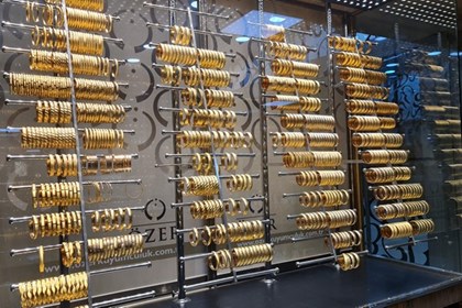 Đồng USD mạnh lên gây áp lực lên giá vàng