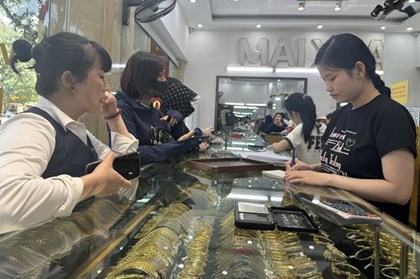 Giá vàng hôm nay 3/3 giảm 1,5 triệu đồng/lượng