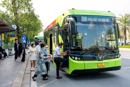Hà Nội tăng tốc xe buýt điện, thúc đẩy giao thông xanh