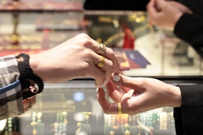 Giá vàng hướng đến tháng giảm sâu nhất trong hơn 17 năm