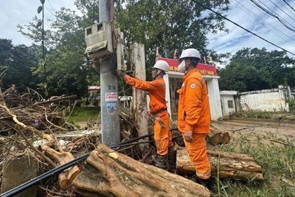 Bão số 10 gây gián đoạn điện cho 3,4 triệu khách hàng, ngành điện dồn lực khắc phục