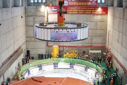 Hạ đặt thành công rotor tổ máy số 2 dự án Thủy điện Hòa Bình mở rộng