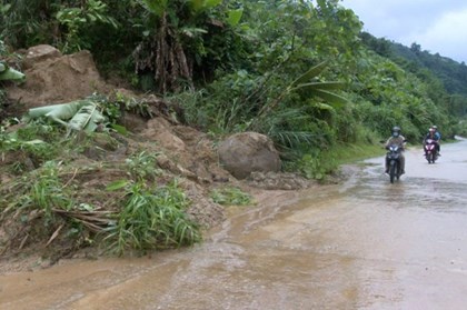 Mưa lớn khiến đường Hồ Chí Minh bị sạt lở nhiều điểm