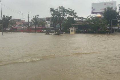Miền Trung tiếp tục mưa to, lũ đặc biệt lớn dự báo kéo dài đến cuối tháng 10
