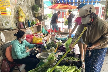 TP. Hồ Chí Minh: Mưa liên tục khiến nhiều diện tích rau bị ảnh hưởng, giá tăng cao TP. Hồ Chí Minh: Mưa liên tục khiến nhiều diện tích rau bị ảnh hưởng, giá tăng cao