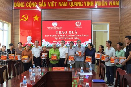 Cục Thuế chia sẻ khó khăn, trao quà hỗ trợ bà con vùng bão lũ Khánh Hòa
