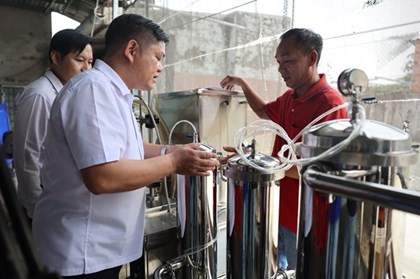 Bàn giao thiết bị hỗ trợ liên kết điểm sản xuất và tiêu thụ nông sản