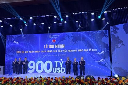 Lần đầu tiên kim ngạch xuất nhập khẩu Việt Nam đạt mốc 900 tỷ USD